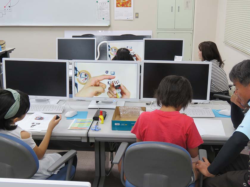 先生がモニタで説明してくれます。